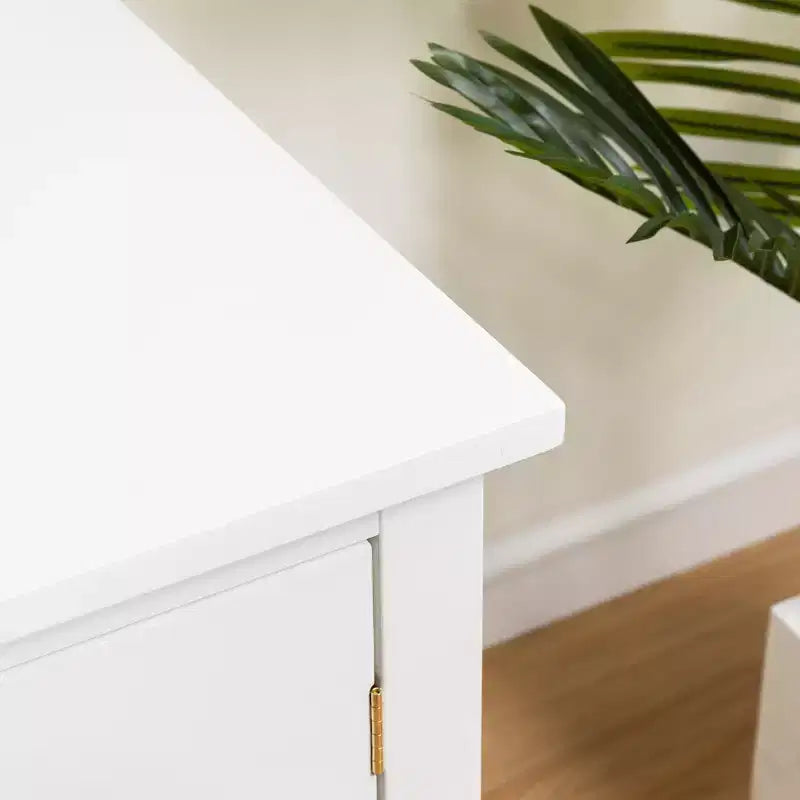 Meuble TV Home Cinéma 71 pouces Cadre en bois massif, portes en verre trempé, poignées en métal, finition blanc vieilli Idéal pour les enfants