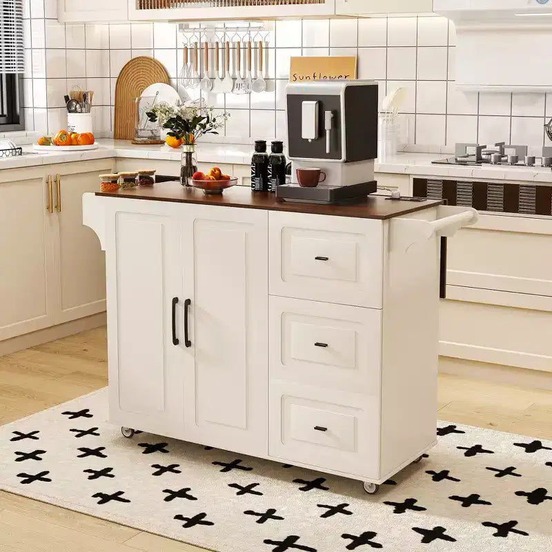 Îlot de cuisine en bois massif blanc de 137 cm avec plateau pliable, prises de courant/ports USB, rangements de porte et tiroirs