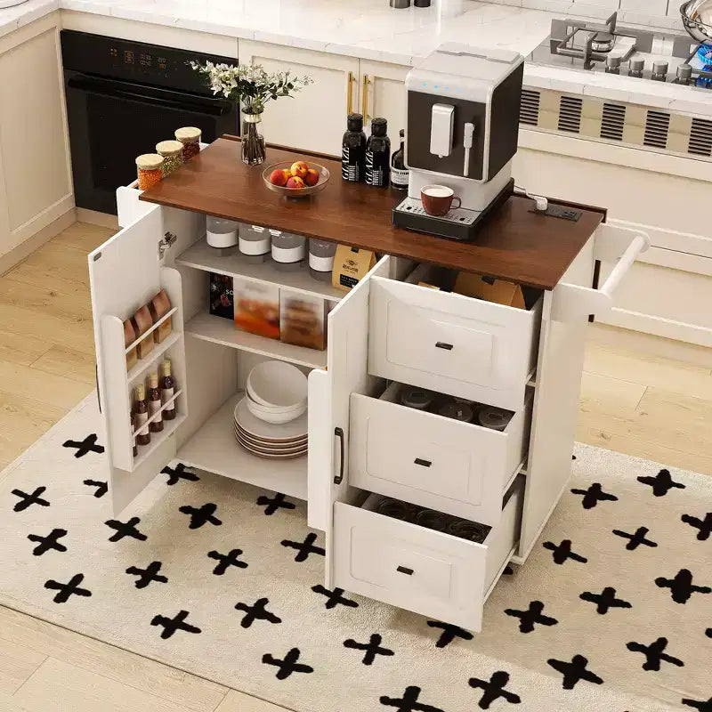 Îlot de cuisine en bois massif blanc de 137 cm avec plateau pliable, prises de courant/ports USB, rangements de porte et tiroirs