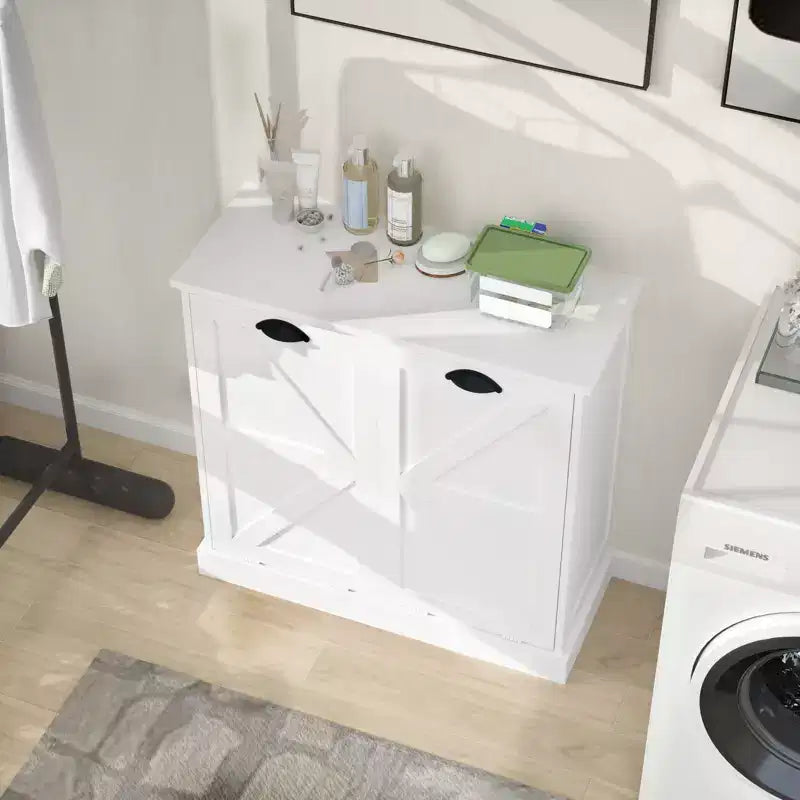 Meuble de buanderie inclinable avec deux compartiments de tri et une étagère supérieure de rangement
