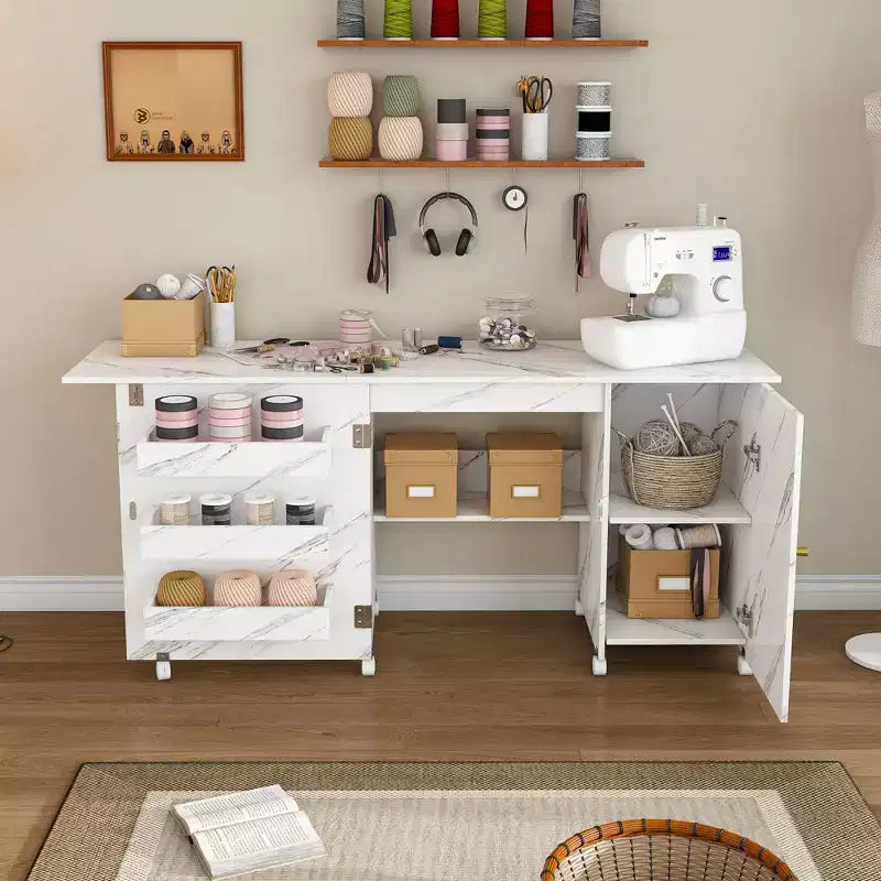 Bureau pliant de 57,5 pouces avec roulettes verrouillables, établi de rangement multi-niveaux avec étagères, bacs de rangement et armoires, blanc