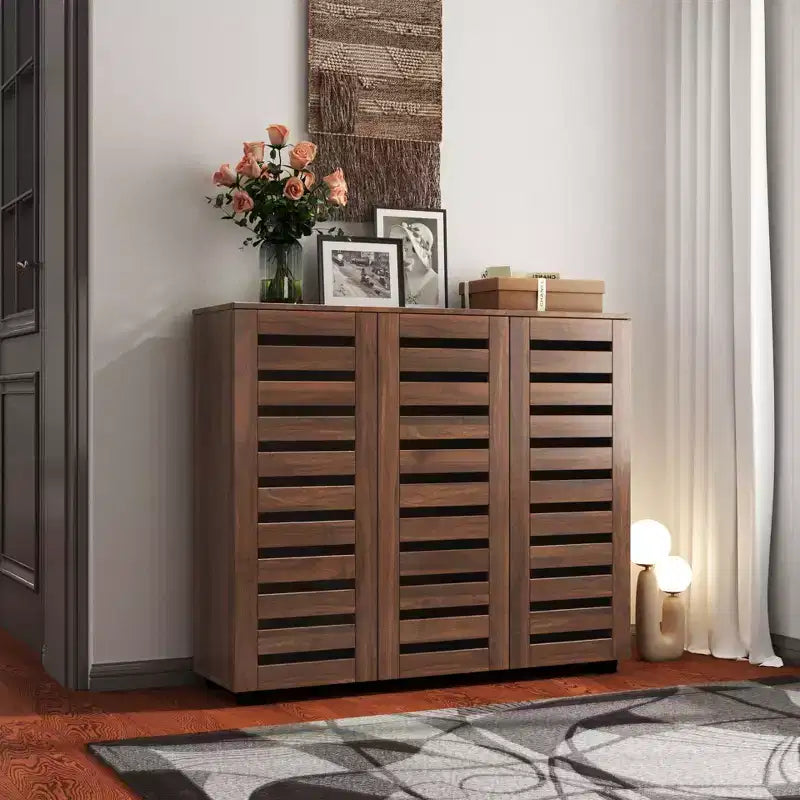 Meuble de rangement à chaussures en bois à 5 niveaux avec étagères réglables, range-chaussures à porte persiennée, organisateur de chaussures multi-scènes pour les espaces de vie de la maison